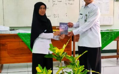 Serah Terima Buku Antologi Karya Guru Karyawan Kepada Bapak Pengawas
