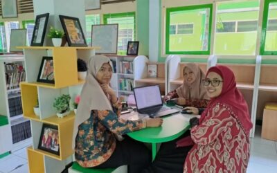 Bimbingan penulisan Karya Tulis Ilmiah bagi guru RA oleh Guru MAN Temanggung,Kurnia Atiullah, M.Pd